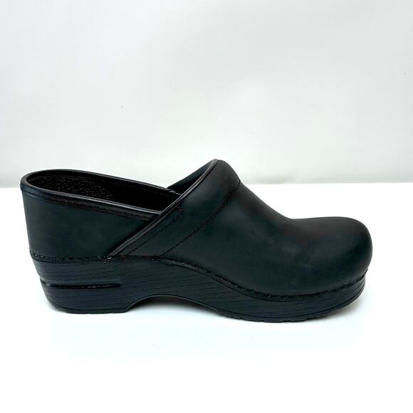 Dansko Black Oiled Leather Professional Clogs - EU38 Wide; Women's 7.5W-8W - Picture 10 of 14